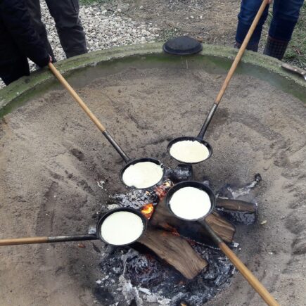 Pannenkoeken bakken boven het vuur Denemarken Varde