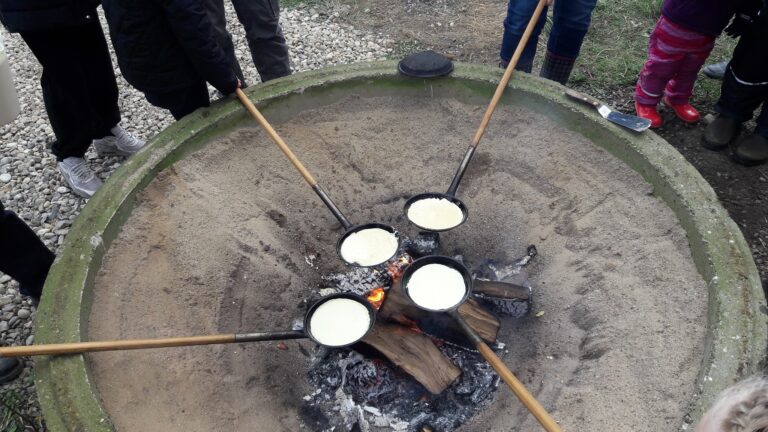 Pannenkoeken bakken boven het vuur Denemarken Varde