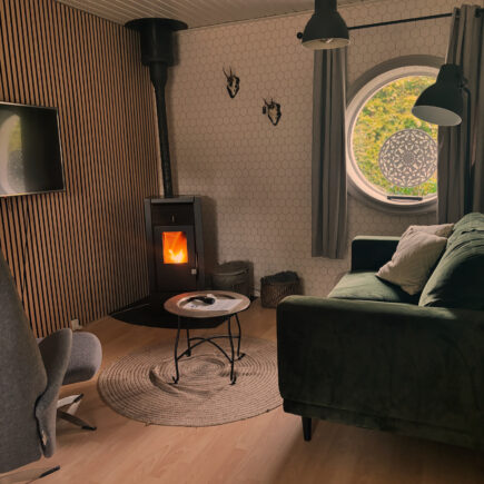 Sfeervolle woonkamer met palletkachel guesthouse Mandø Varde Denemarken