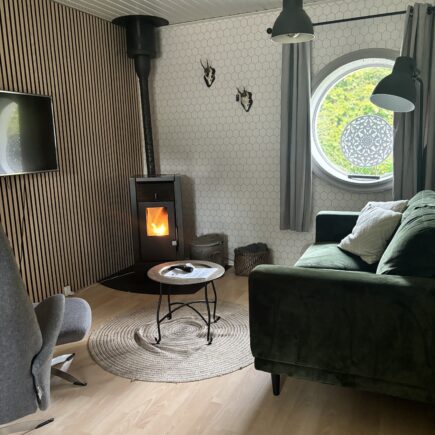 Knuses woonkamer met palletvuur guesthouse Mandø
