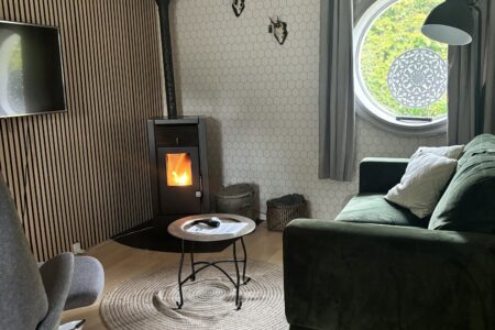 Knuses woonkamer met palletvuur guesthouse Mandø