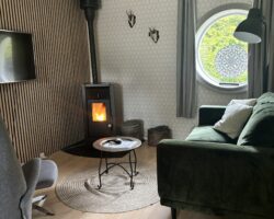 Knuses woonkamer met palletvuur guesthouse Mandø