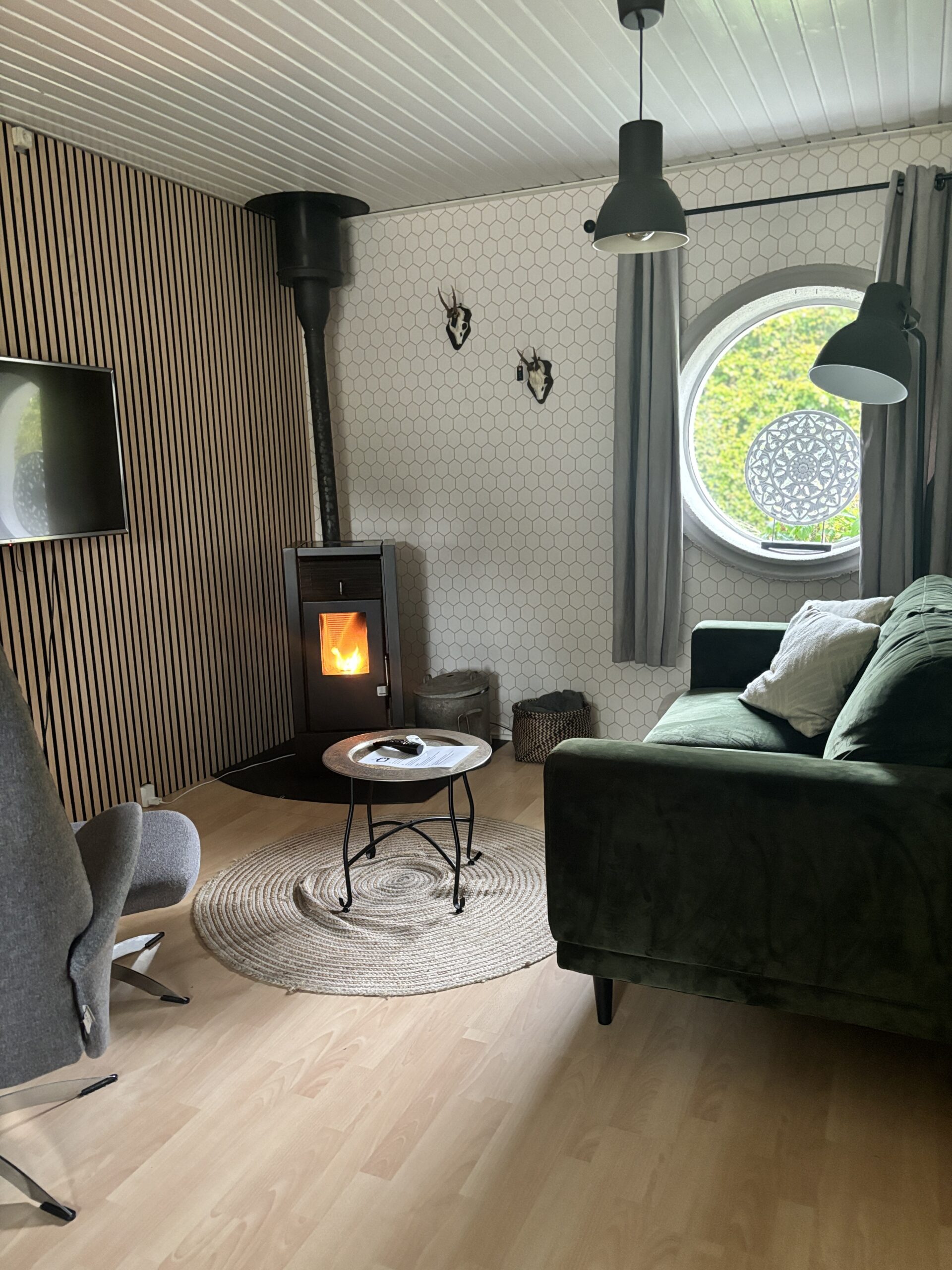 Knuses woonkamer met palletvuur guesthouse Mandø