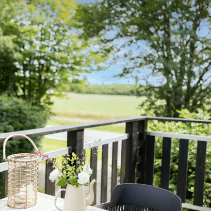 Balkon met uitzicht over de Deense weilanden .