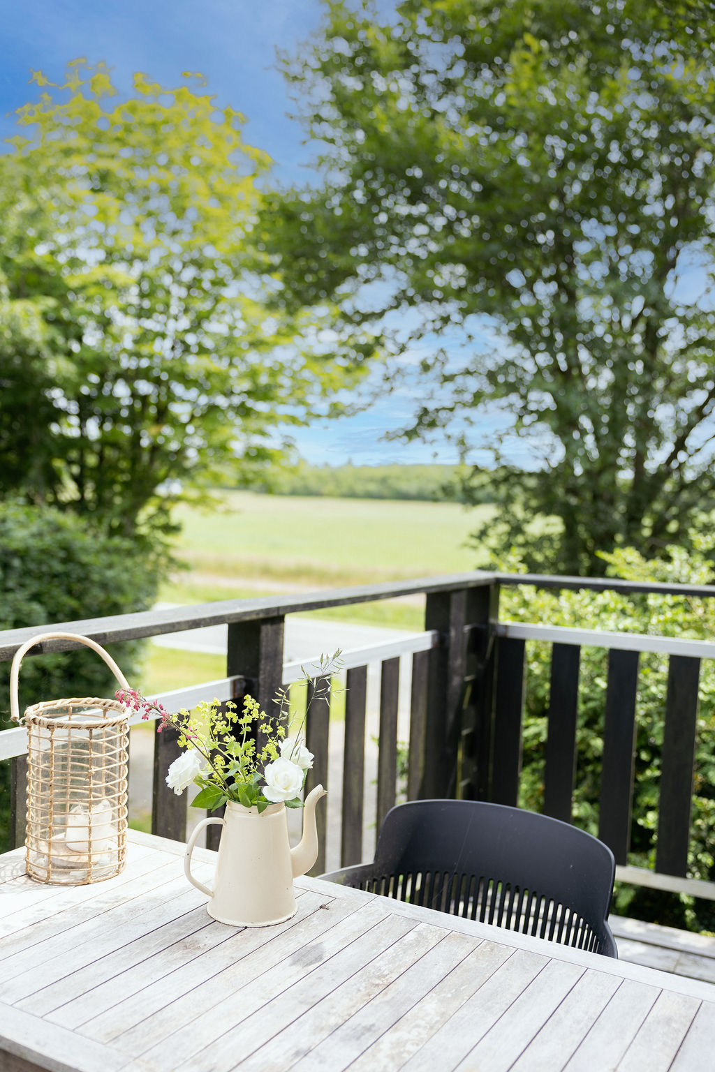 Balkon met uitzicht over de Deense weilanden .