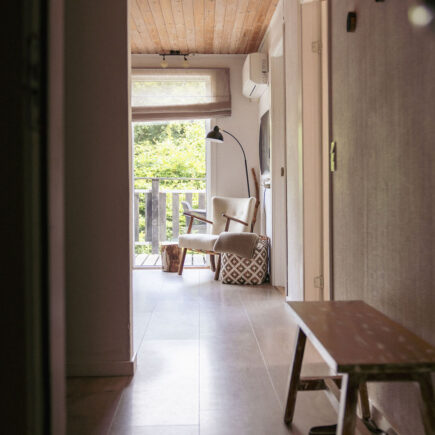 Sfeervolle gang met Deens houten banke