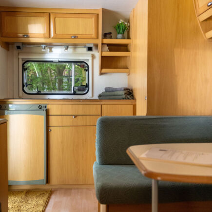 Binnen in de caravan