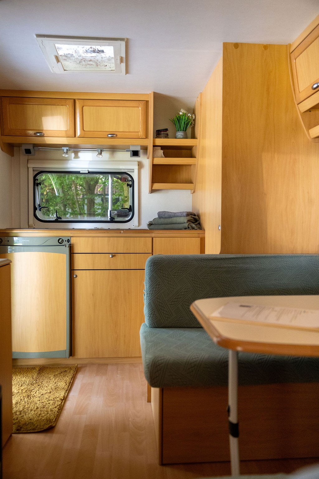Binnen in de caravan