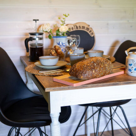 Gezellig gedekte tafel guesthouse Hygge